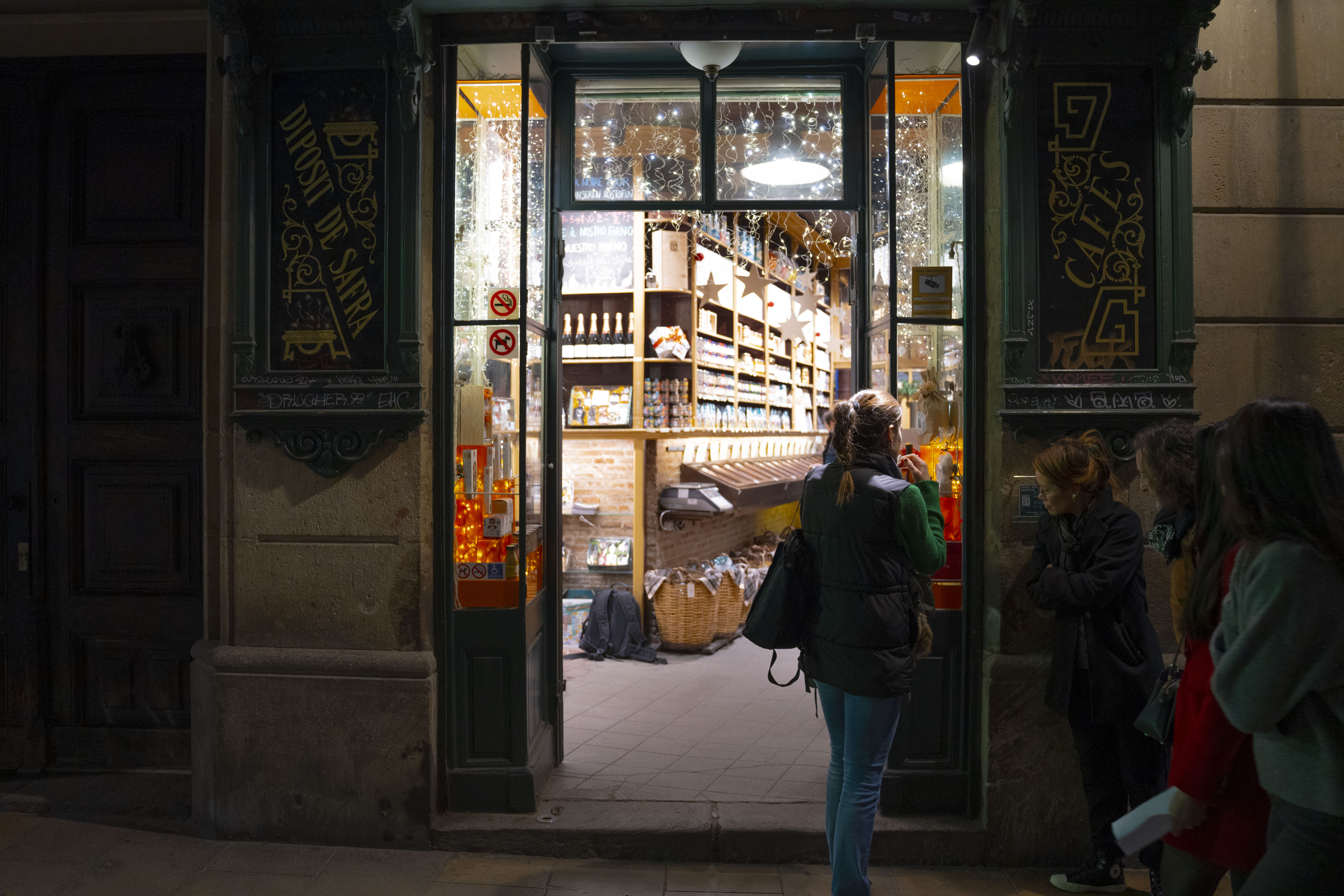 “Las luces de Navidad iluminan el comercio” vuelven a llenar de luz los escaparates de Barcelona