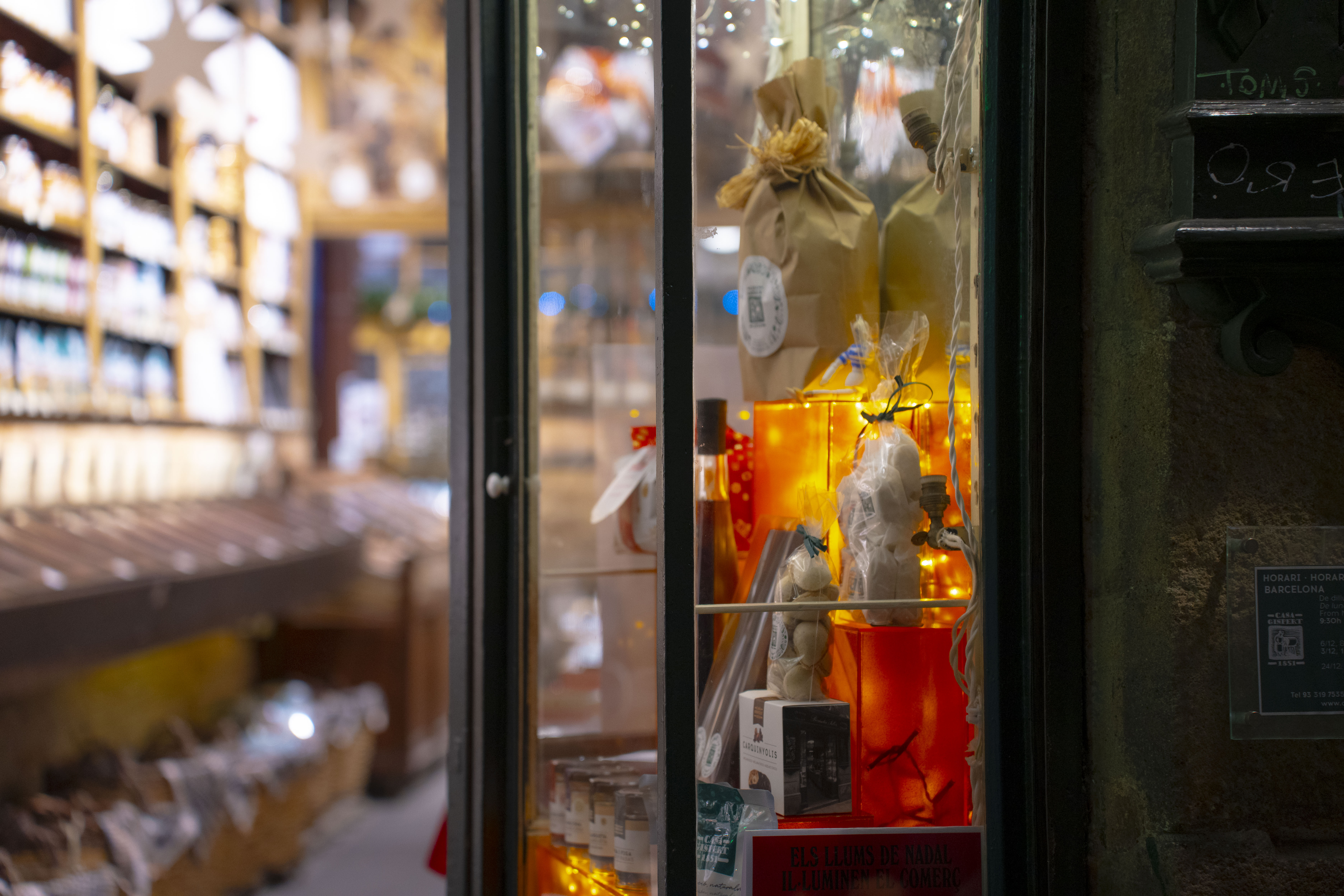 “Las luces de Navidad iluminan el comercio” vuelven a llenar de luz los escaparates de Barcelona