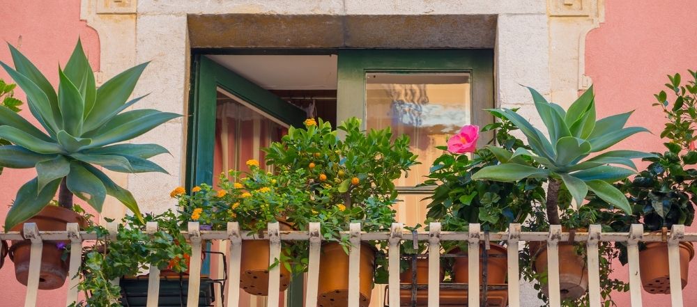 Algunos tips para decorar balcones estrechos y largos