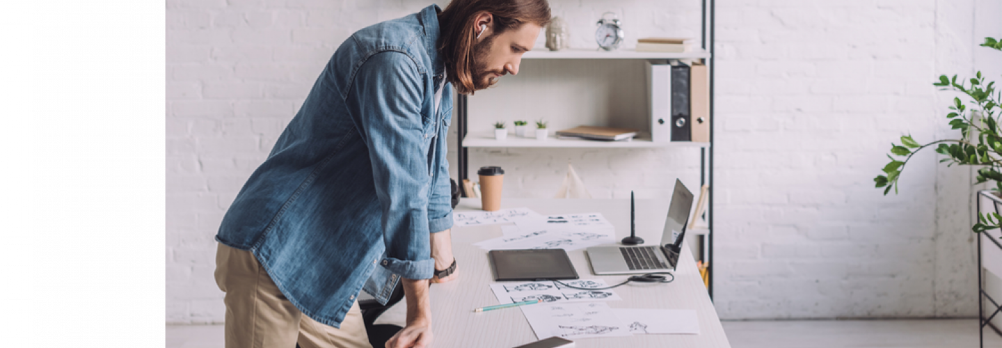 Vista superior del espacio de trabajo del diseñador de moda. hojas