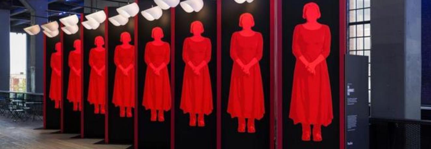 the_handmaids_tale_diseno_de_rory_simms_para_pentagram_0.jpg the_handmaids_tale_diseno_de_rory_simms_para_pentagram_0.jpg