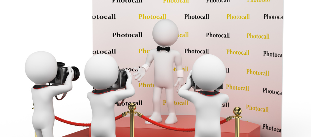 Los photocalls informales tienen un fin más lúdico y divertido. Generalmente, se montan como parte de la diversión. Entonces, suele hacerse para que se lleven un recuerdo, con cámaras de revelado instantáneo. En estos casos puede que incluso haya objetos para que se disfracen para la foto. Entre ellos gorros de fiesta, collares, gafas de pega, narices de payaso, etc. En cualquier caso, un elemento común a todos los photocalls es la presencia de un fondo. Y en ocasiones de un marco, decorado para la ocasión. El estilo de la decoración será variable, aunque siempre estará relacionado con el tema del evento. Eso sí, siempre incluirá las marcas y logos de los patrocinadores del evento, o bien los de la compañía que comercializa el producto o servicio que se promociona en el evento.