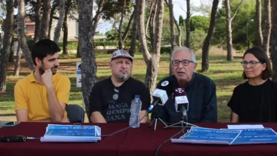 Oscar Guayabero, docente de ESDESIGN, participa en la Festa del Grafisme De izquierda a derecha: Sergi Opisso, Jordi Molinera, Oscar Guayabero, Jaume Pujagut y Gemma Maymó. Fuente: Gráffica