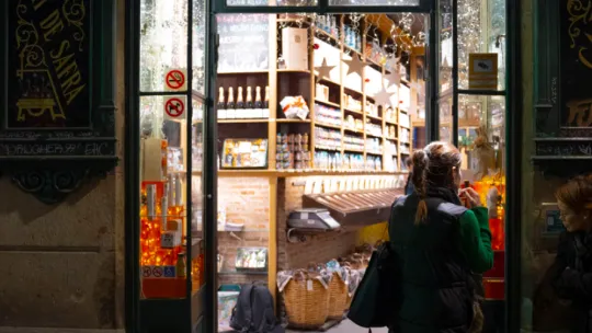 “Las luces de Navidad iluminan el comercio” vuelven a llenar de luz los escaparates de Barcelona “Las luces de Navidad iluminan el comercio” vuelven a llenar de luz los escaparates de Barcelona