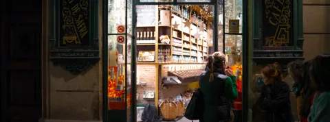 “Las luces de Navidad iluminan el comercio” vuelven a llenar de luz los escaparates de Barcelona