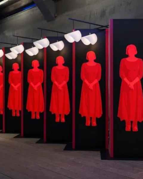 the_handmaids_tale_diseno_de_rory_simms_para_pentagram_0.jpg