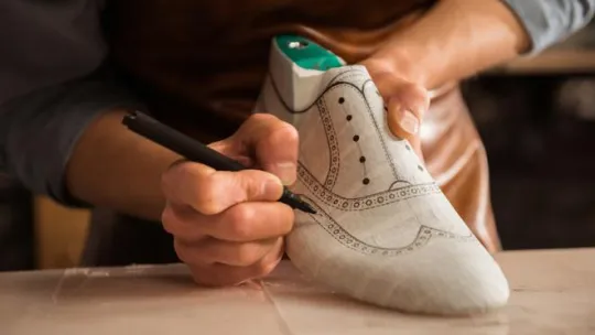 que-se-trabaja-en-un-curso-de-diseno-de-zapatos-1.jpg