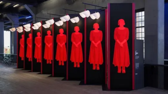 the_handmaids_tale_diseno_de_rory_simms_para_pentagram_0.jpg