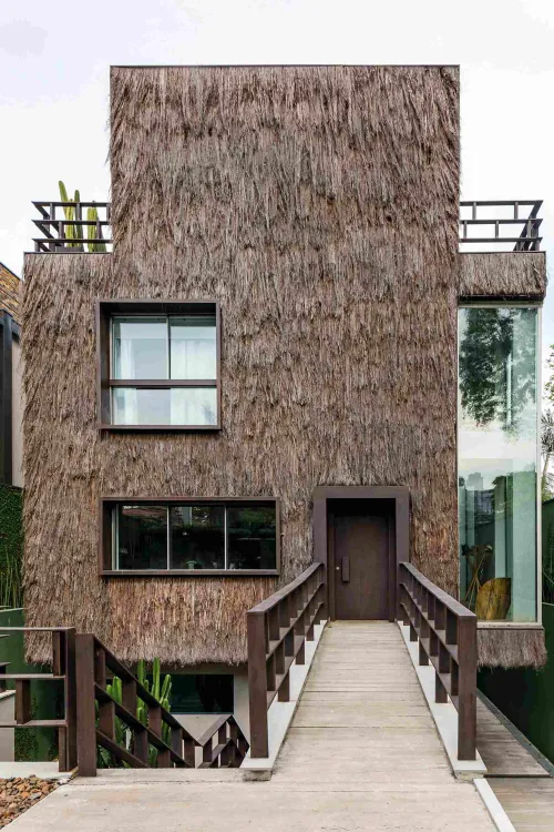 Hojas de palmera, piel y turquesa definen la nueva artesanía contemporánea