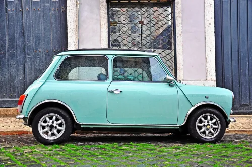 Mini Cooper de estética antigua en la calle