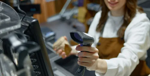 Empleada escaneando un producto con un lector de códigos de barras