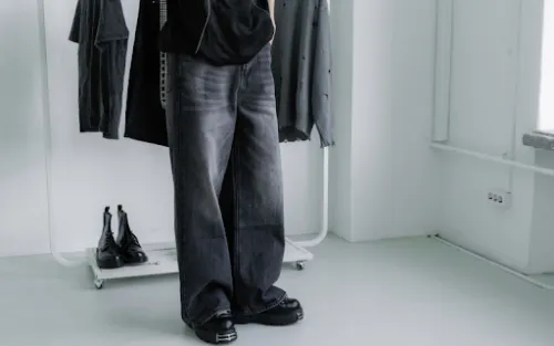 Pantalones anchos Persona de cintura hacia abajo con pantalones anchos