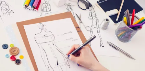 Persona dibujando bocetos y diseñando