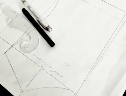 Dibujo técnico en perspectiva realizado con regla, compás y rotulador sobre papel.